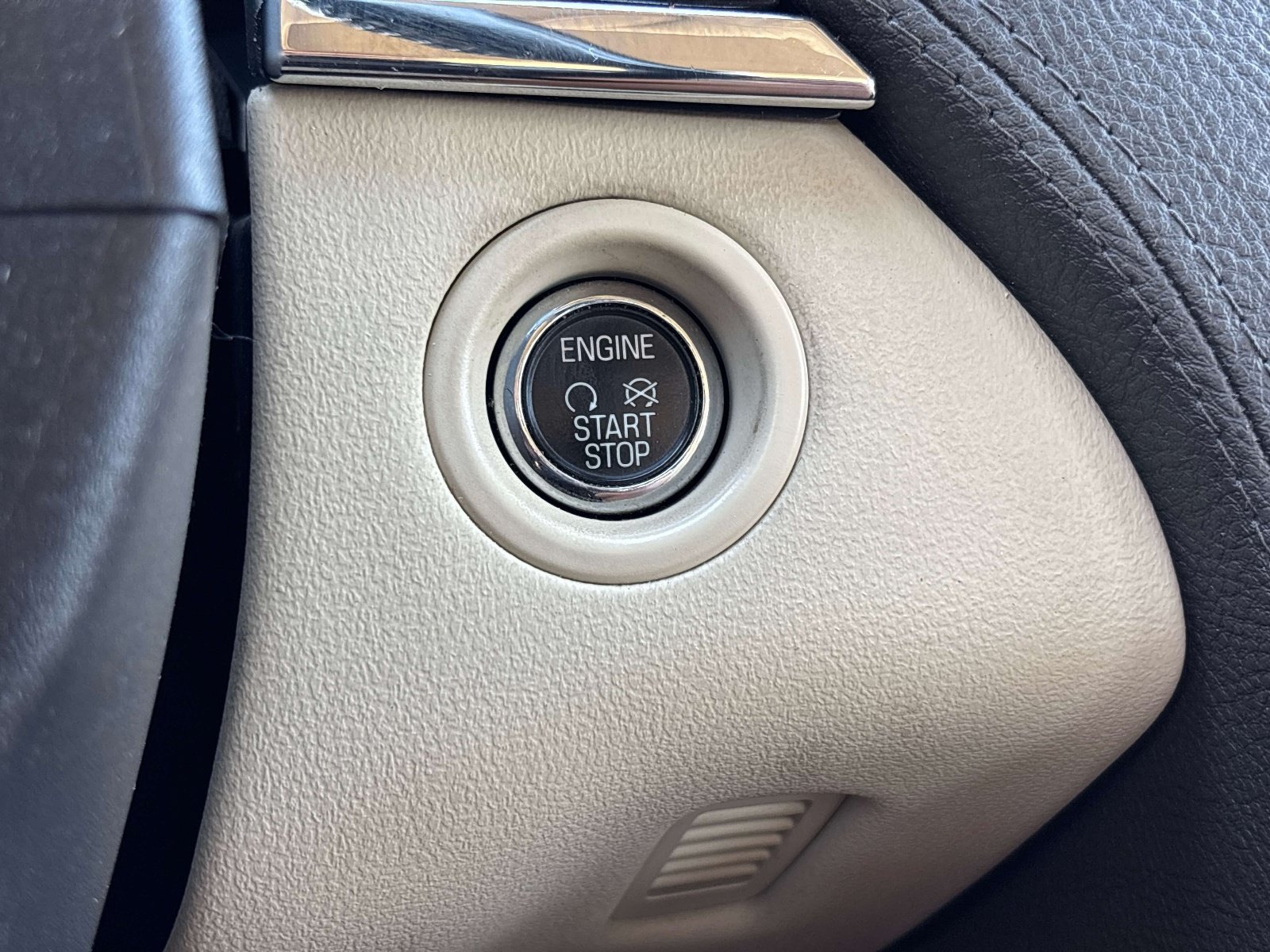 Used 2013 Lincoln MKS AWD image 28