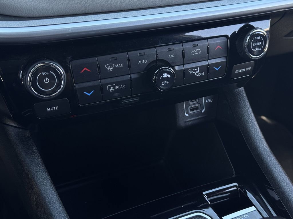 Used 2025 Jeep Compass Limited image 21