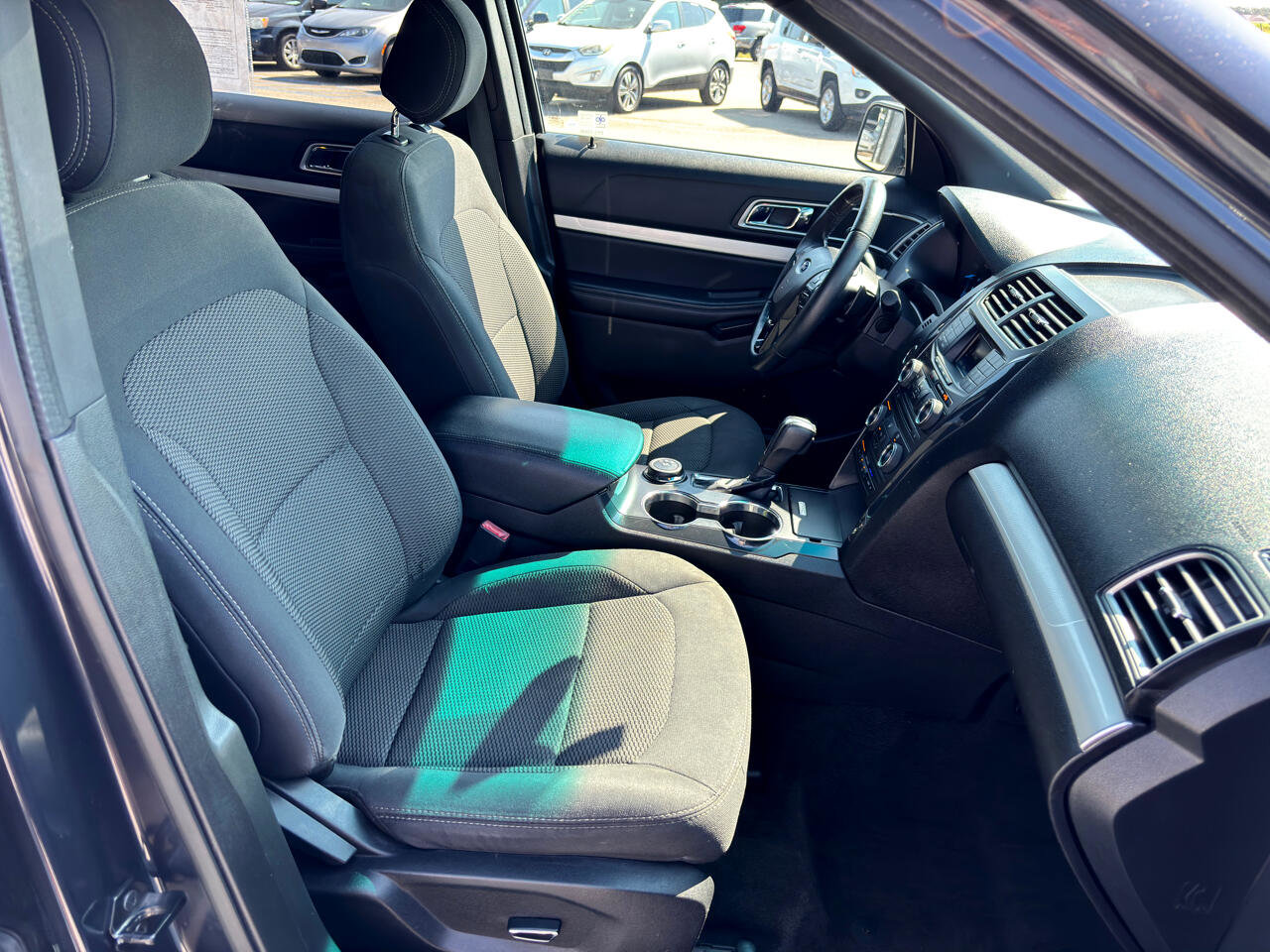 Used 2017 Ford Explorer XLT image 24