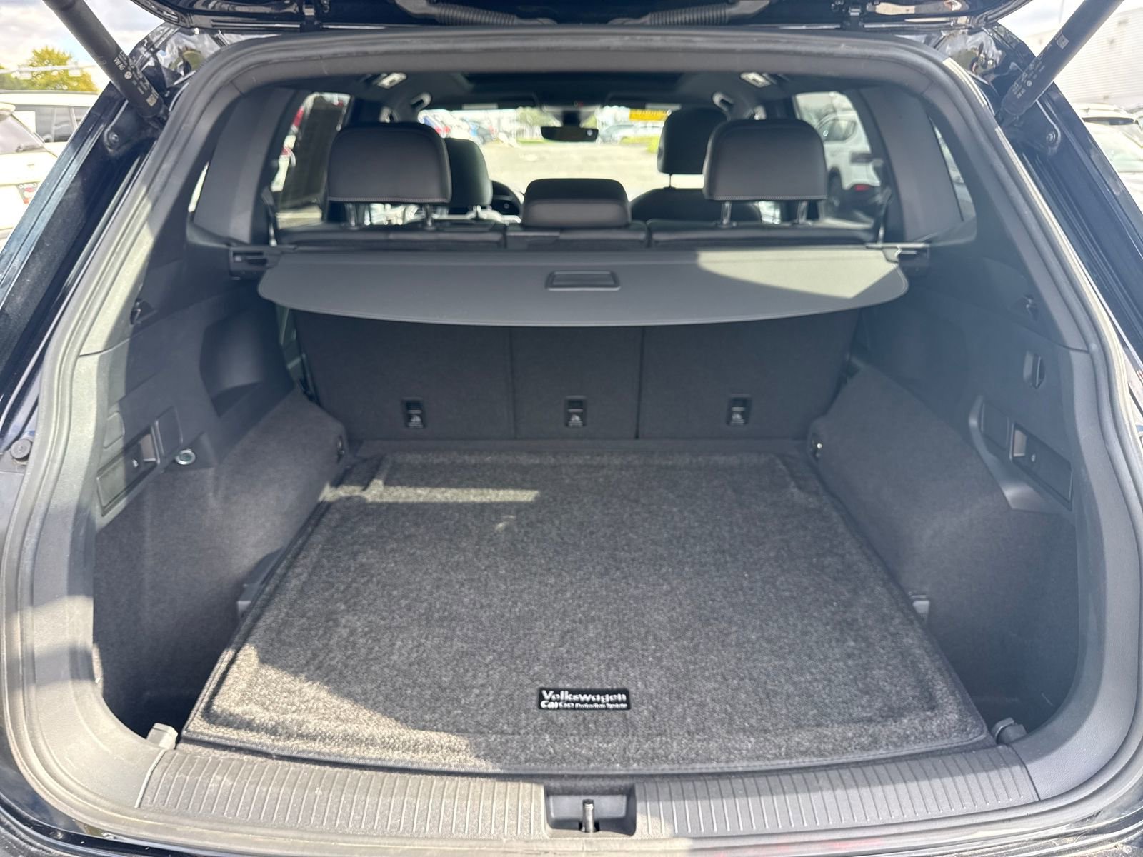 Certified 2022 Volkswagen Tiguan SE R-Line image 33