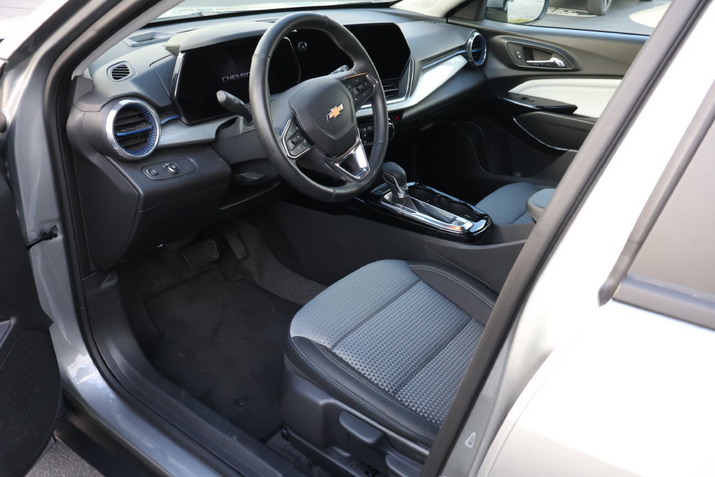 Used 2025 Chevrolet Trax LT w/ Driver Confidence Package FWD image 9