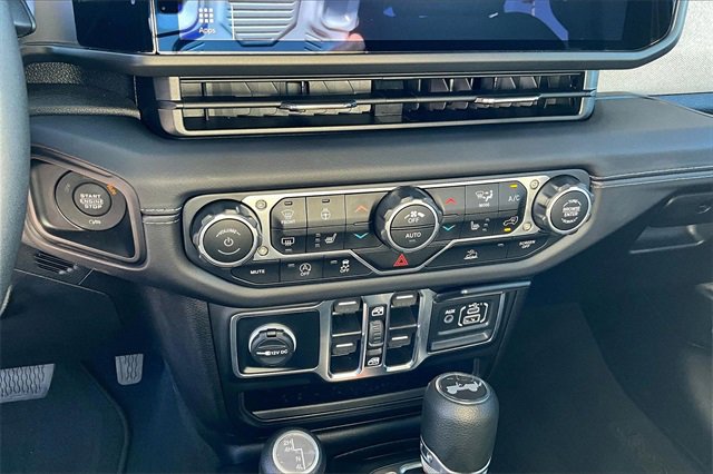 Used 2025 Jeep Wrangler Sahara image 20