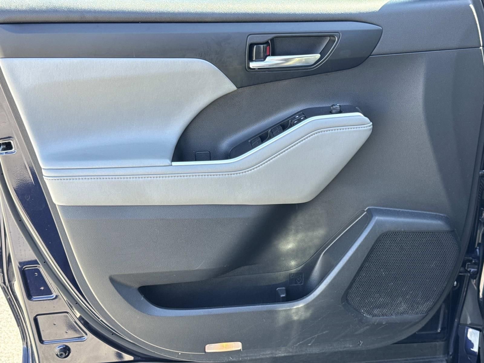 Used 2020 Toyota Highlander XLE AWD/4WD image 23