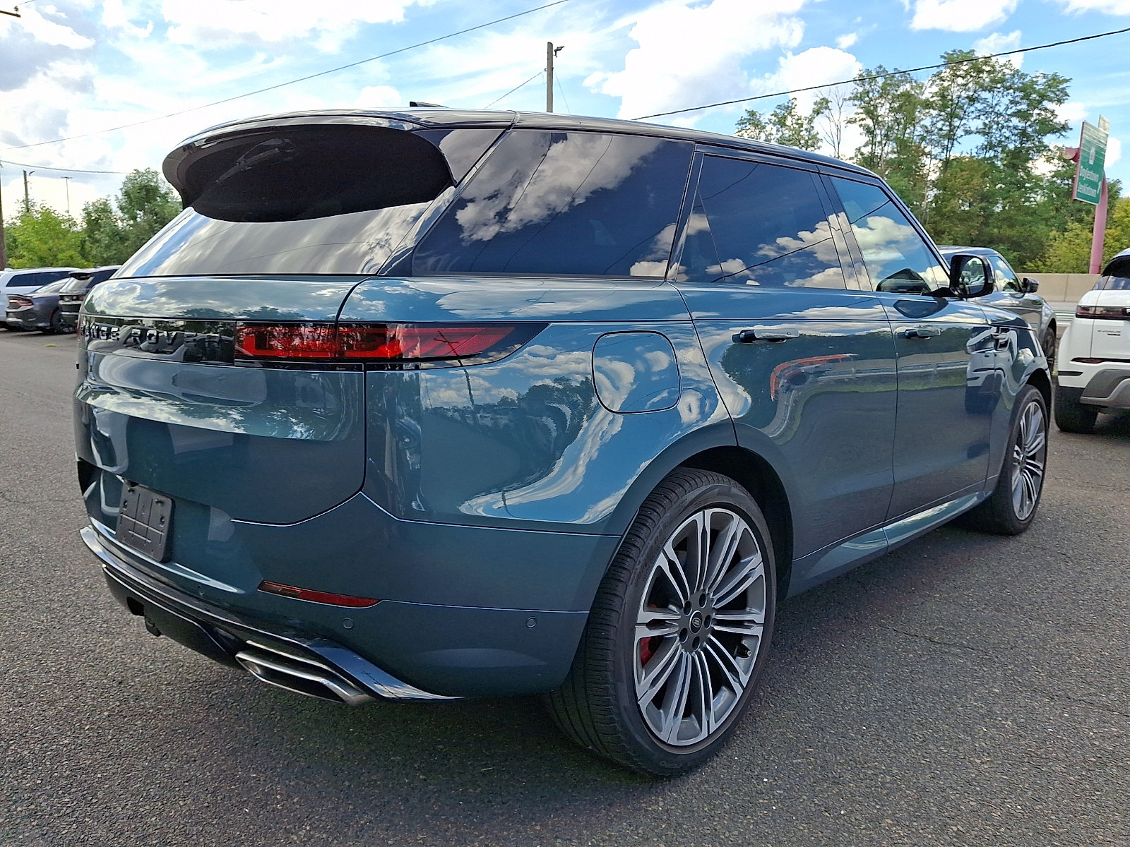 Used 2024 Land Rover Range Rover Sport Dynamic SE AWD/4WD image 2