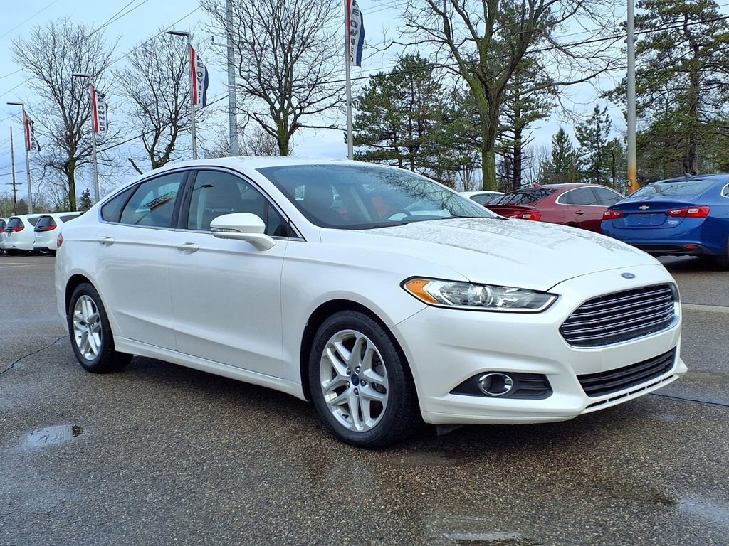 Used 2016 Ford Fusion SE w/ Equipment Group 202A FWD image 3