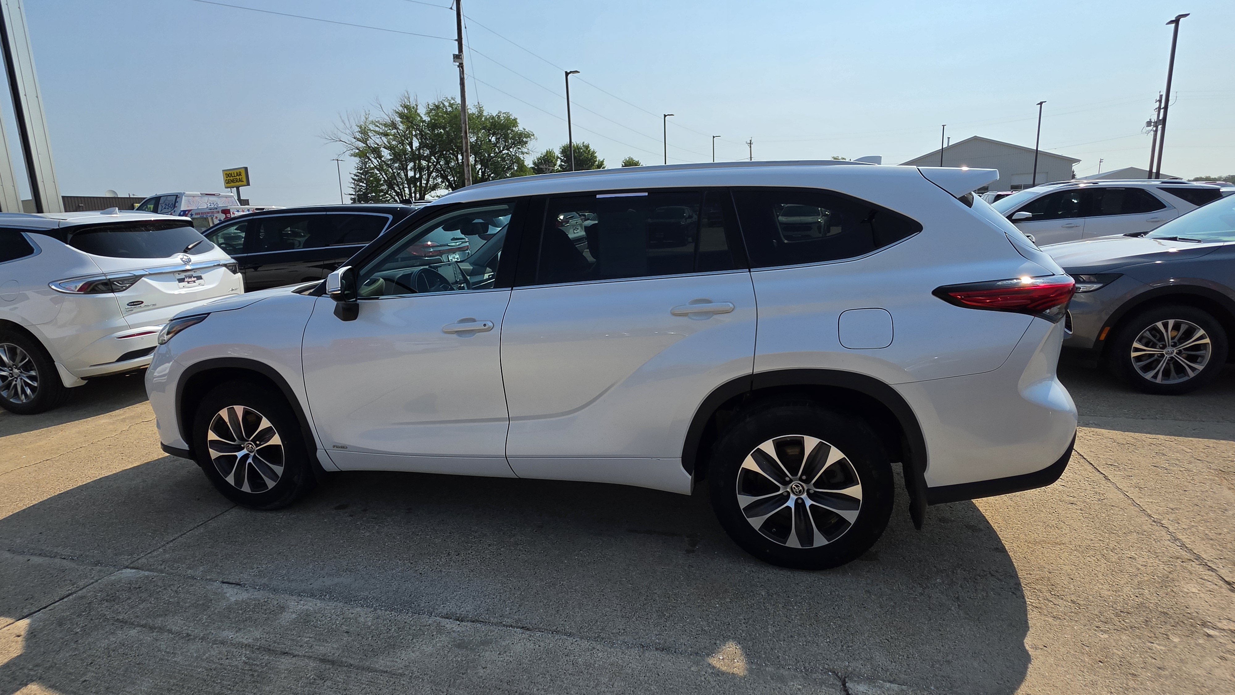 Used 2022 Toyota Highlander XLE AWD/4WD image 8