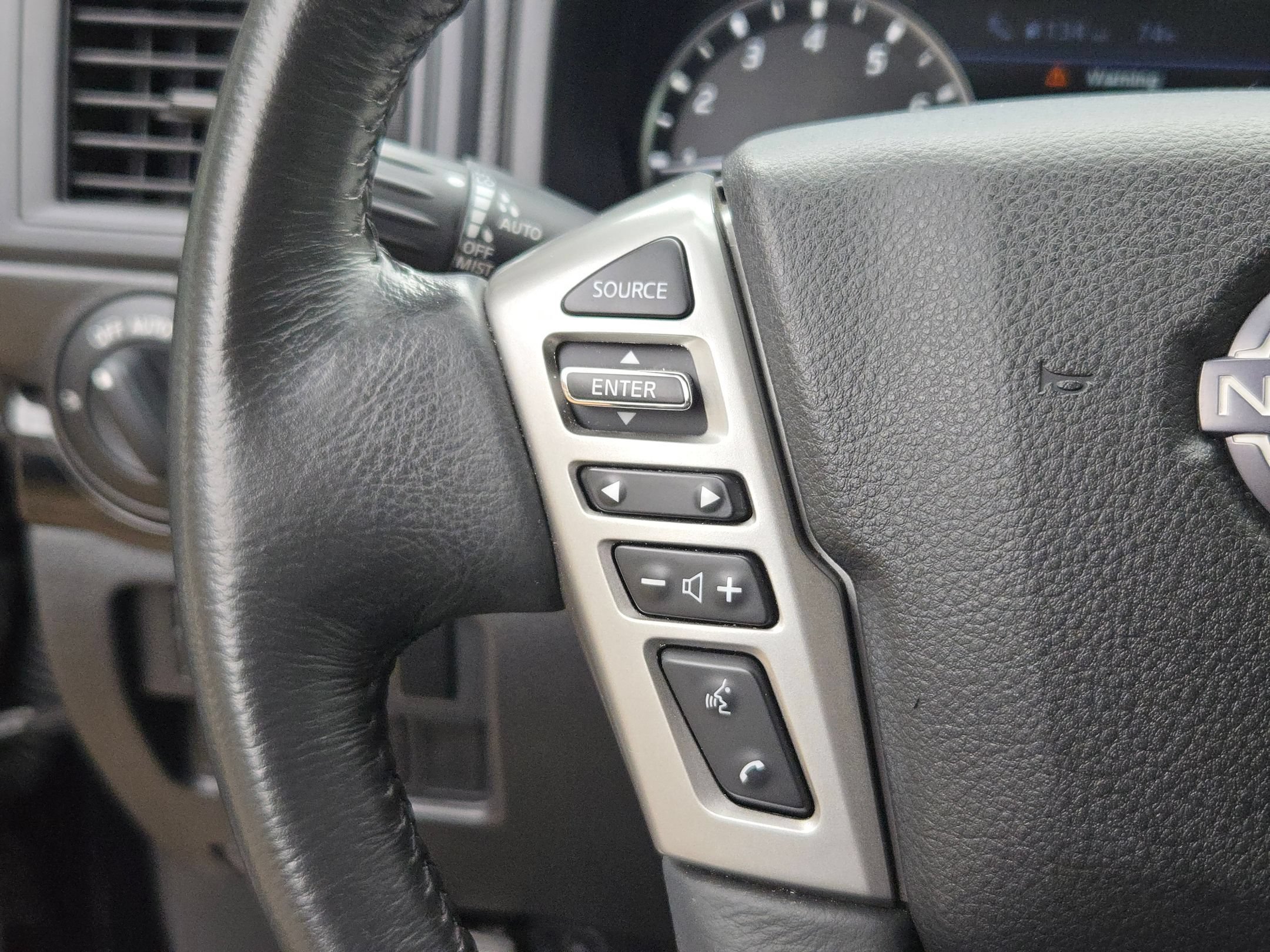 Used 2024 Nissan Titan SV w/ SV Convenience Package RWD image 21