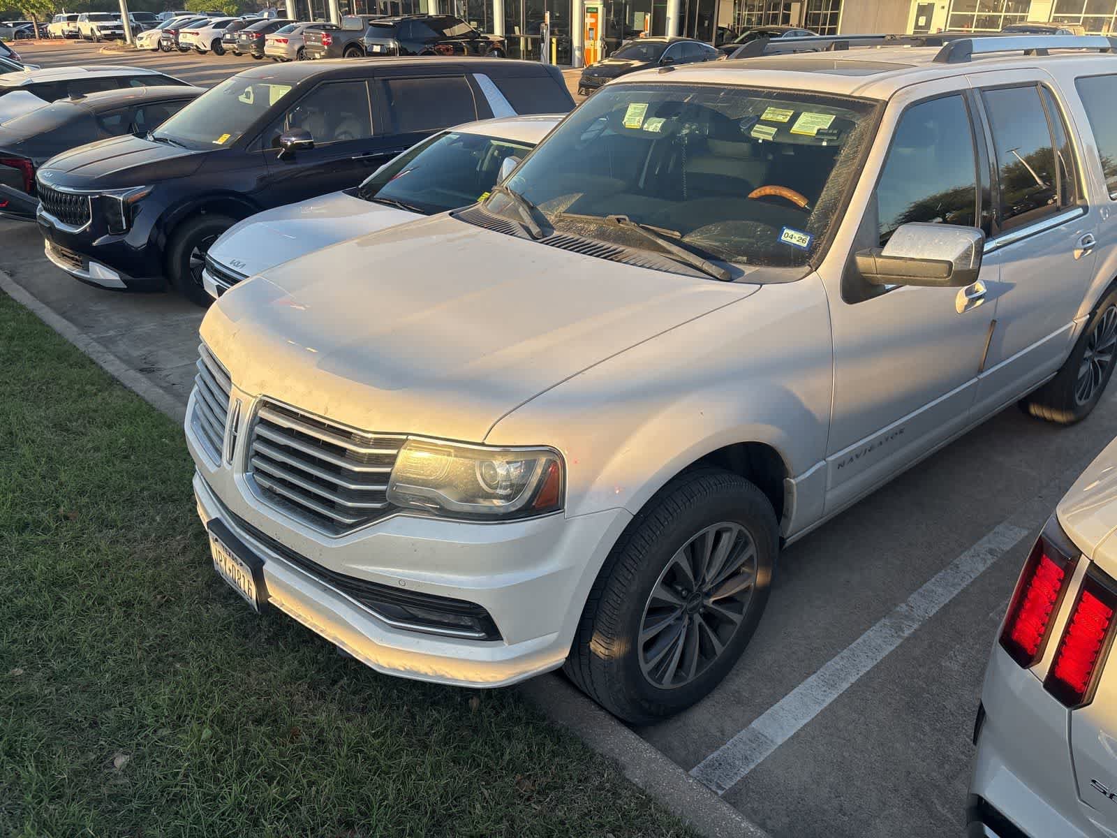 Used 2016 Lincoln Navigator L Select RWD image 2