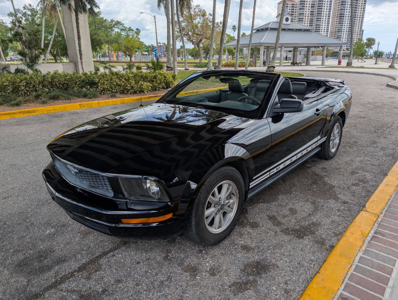 Used 2006 Ford Mustang Convertible RWD image 2