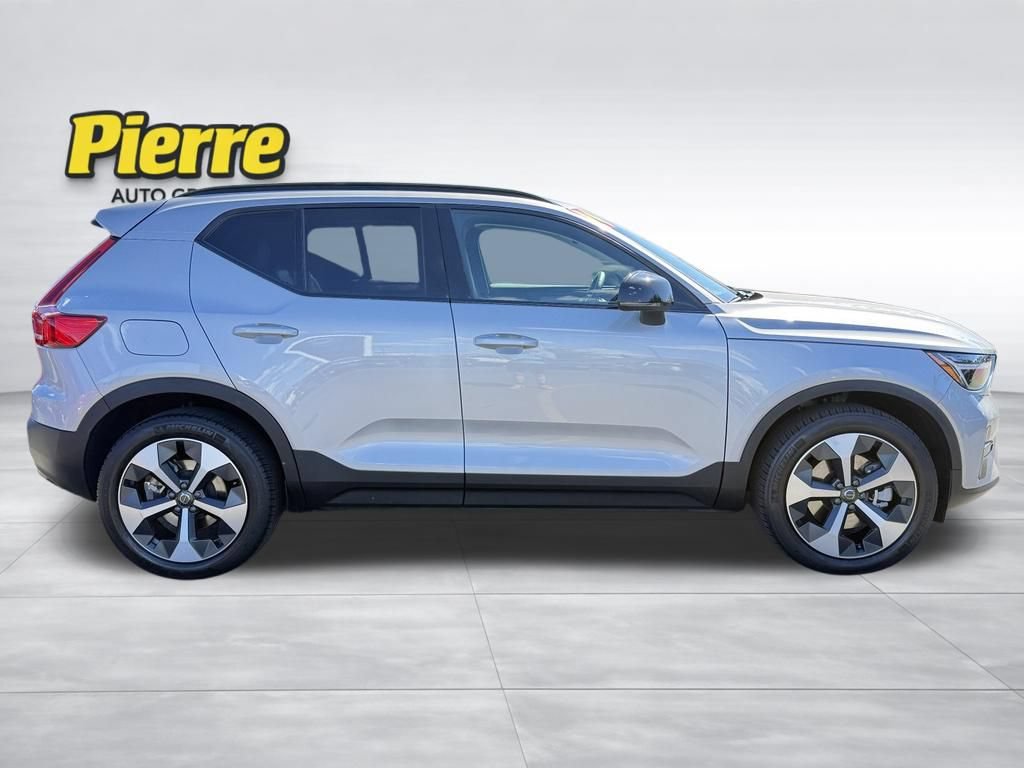 Used 2024 Volvo XC40 B5 Core AWD/4WD image 3