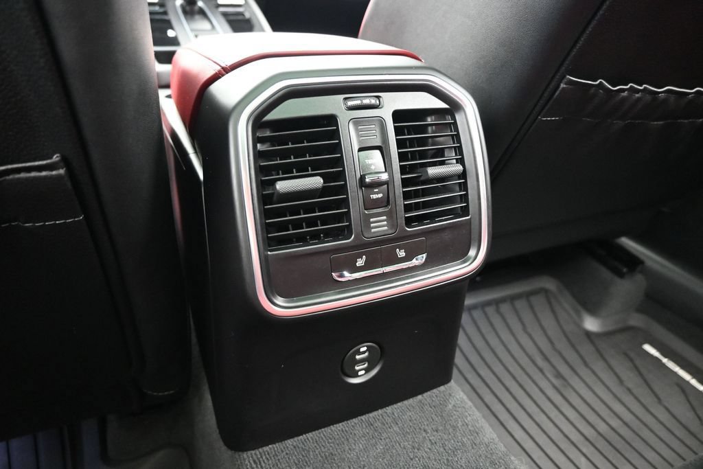 Used 2025 Porsche Macan AWD/4WD image 19