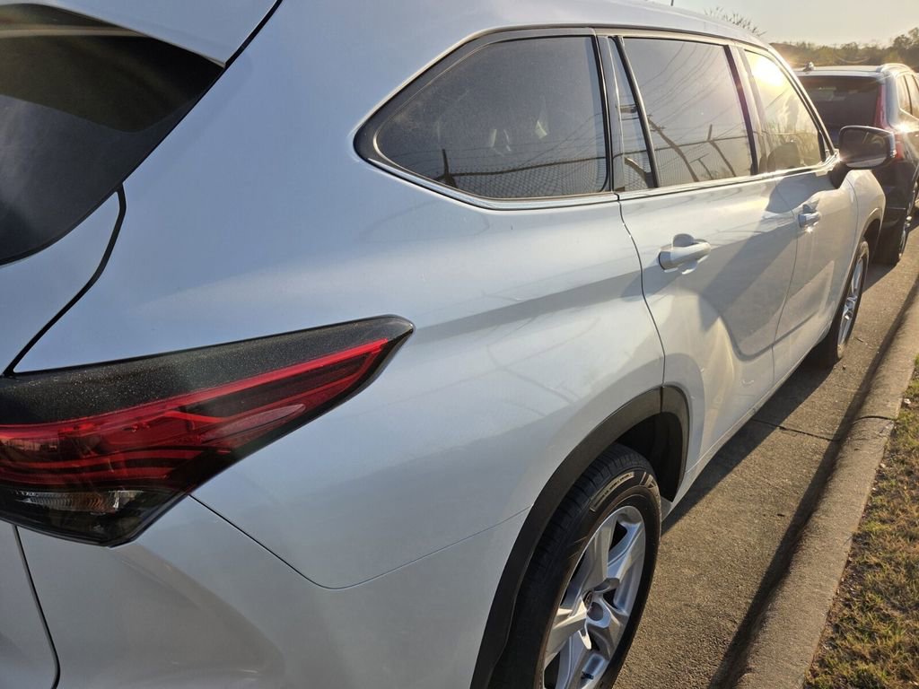 Used 2021 Toyota Highlander L image 7