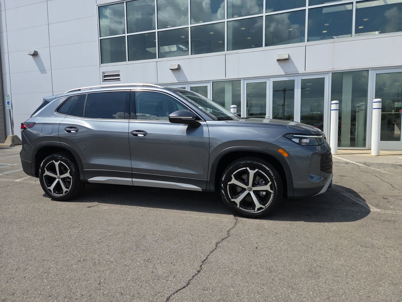 New 2026 Volkswagen Tiguan SE AWD/4WD image 3