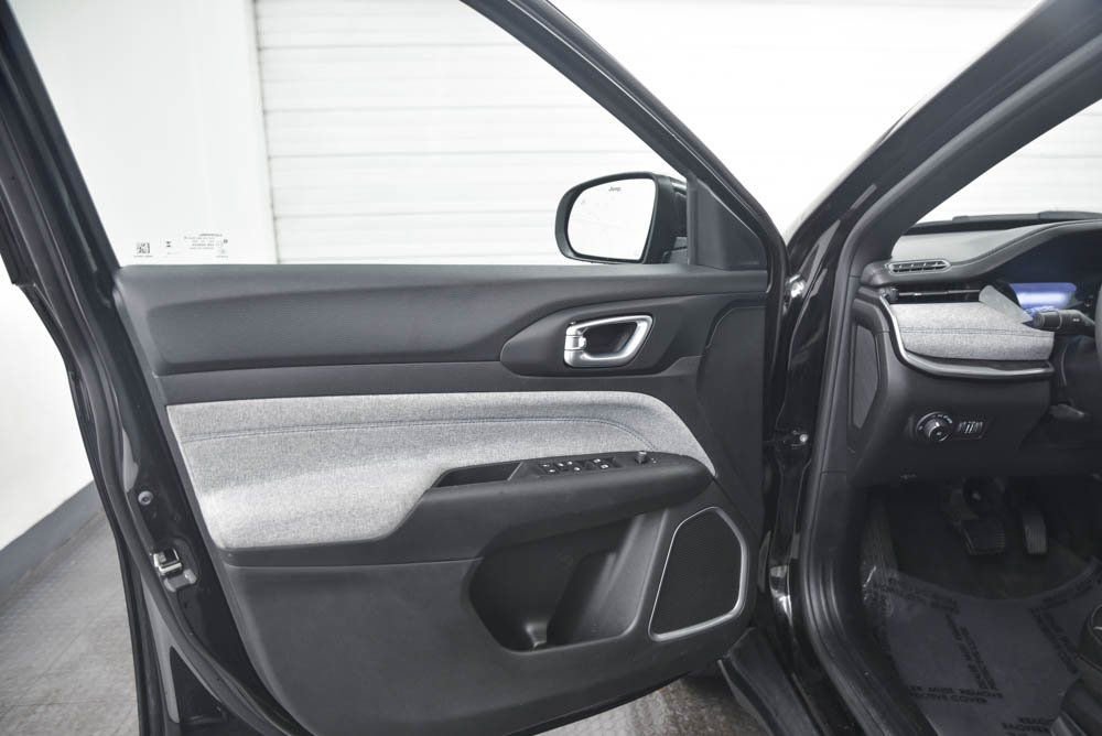 Used 2023 Jeep Compass Latitude image 10