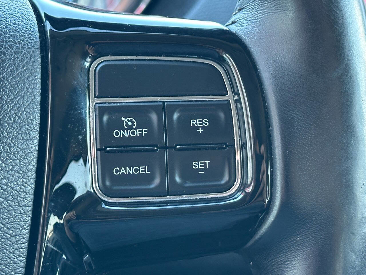 Used 2015 Chrysler Town & Country Limited image 35