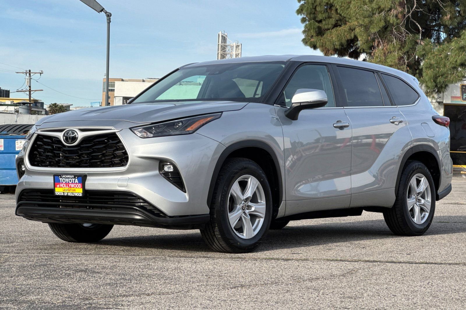 Certified 2025 Toyota Highlander LE FWD image 8