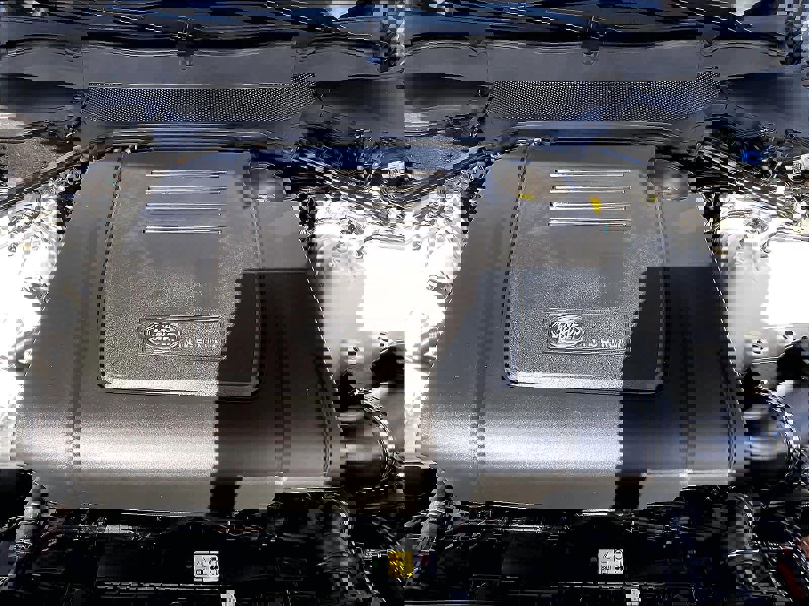 Used 2025 Land Rover Discovery S image 11