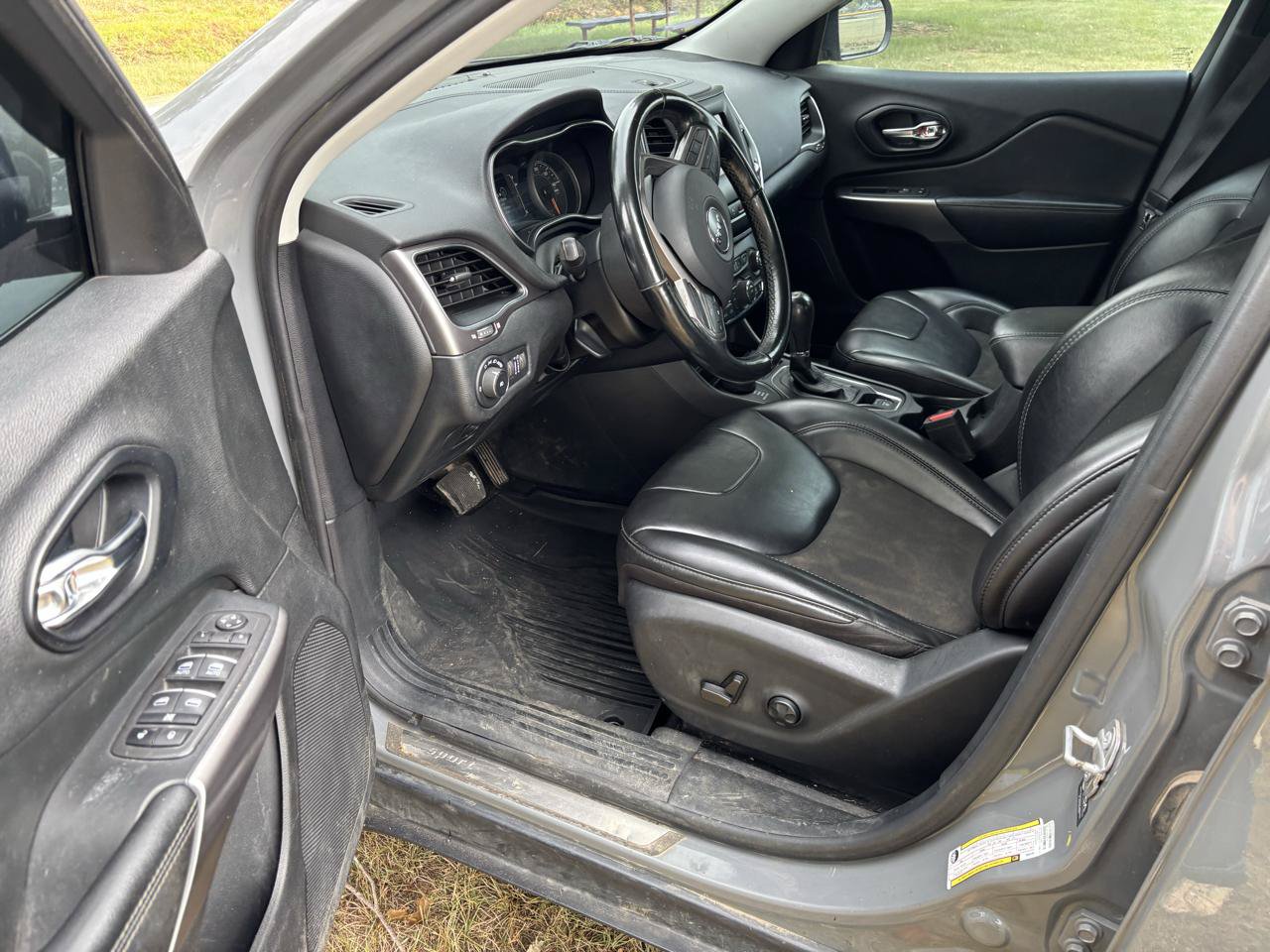 Used 2021 Jeep Cherokee Latitude Plus w/ Mopar Interior Package AWD/4WD image 12