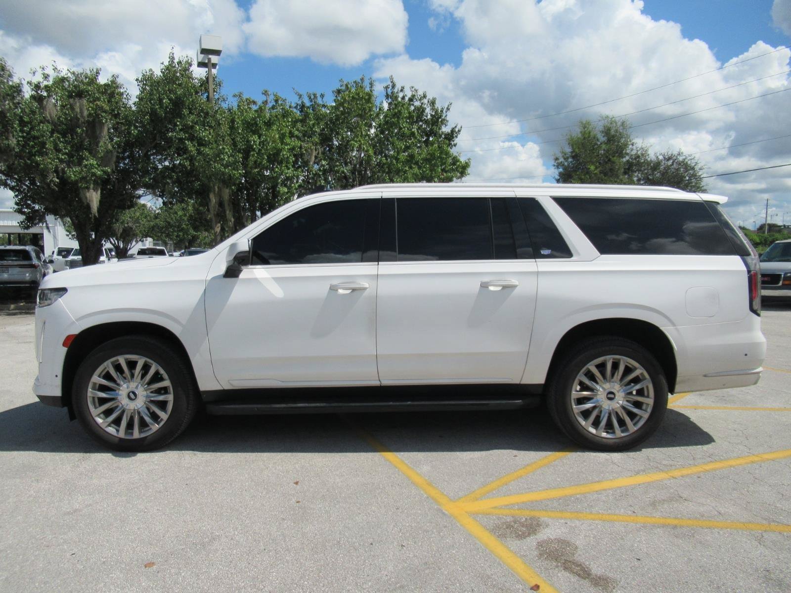 Used 2023 Cadillac Escalade ESV Premium Luxury AWD/4WD image 4