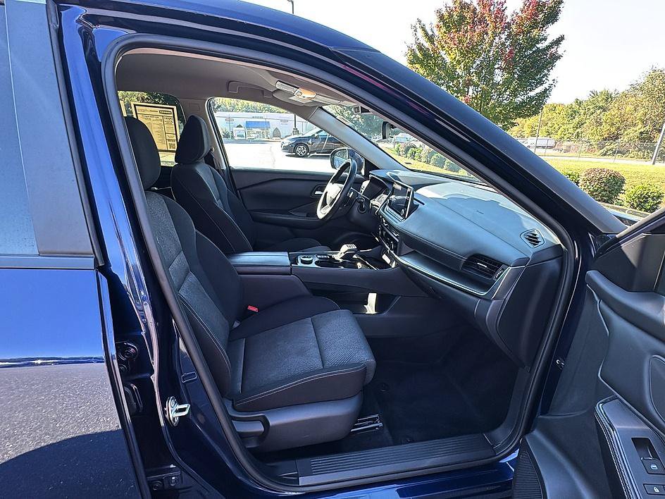 Certified 2025 Nissan Rogue SV AWD/4WD image 24