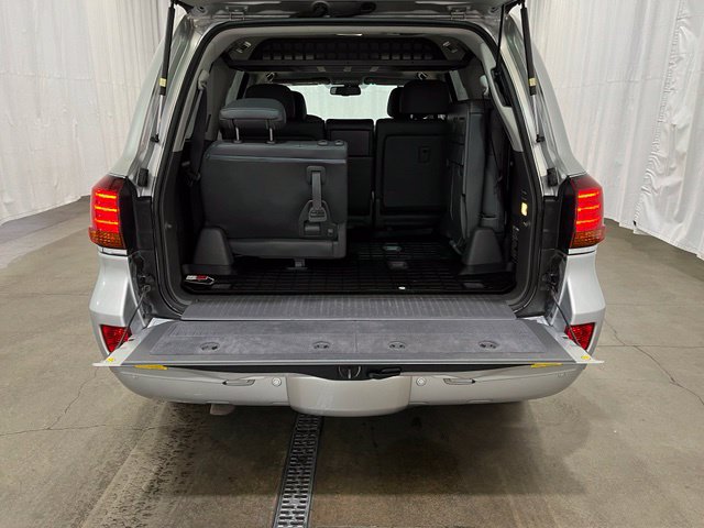 Used 2009 Lexus LX 570 4WD w/ Preferred Accessory Pkg image 15