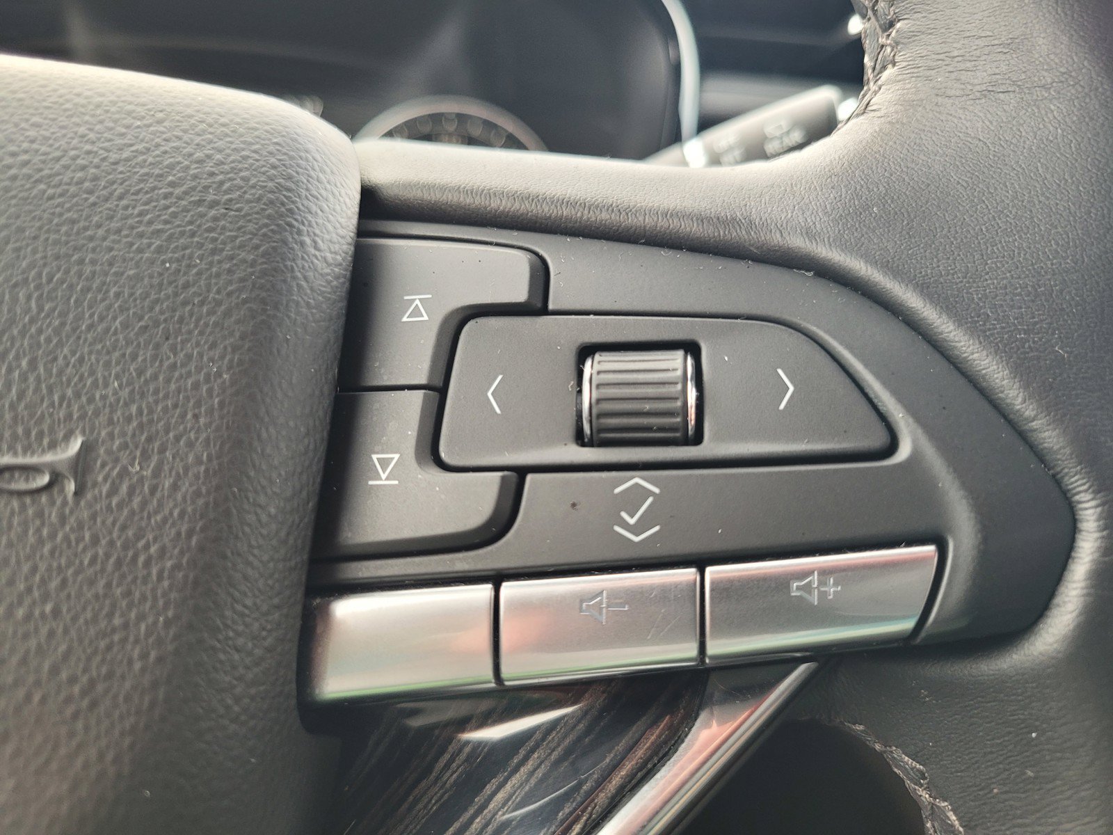 Certified 2025 Cadillac XT6 Premium Luxury FWD image 24