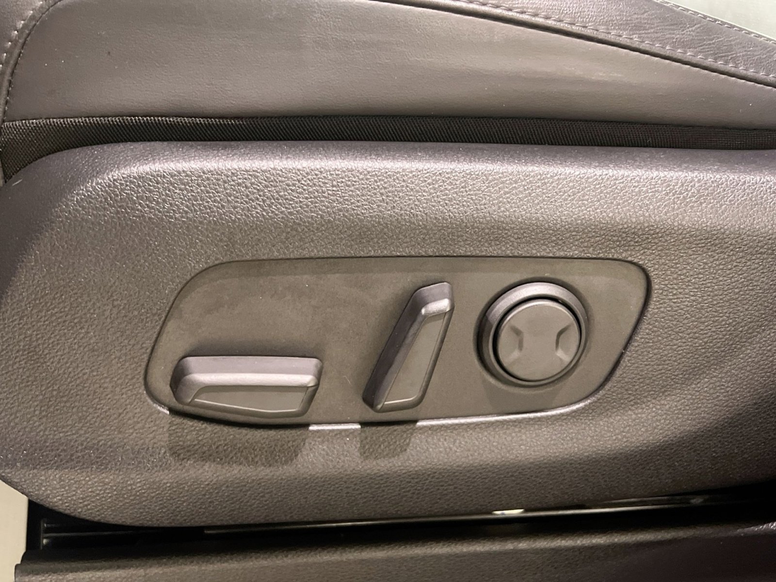 Used 2024 Kia Carnival LX image 23