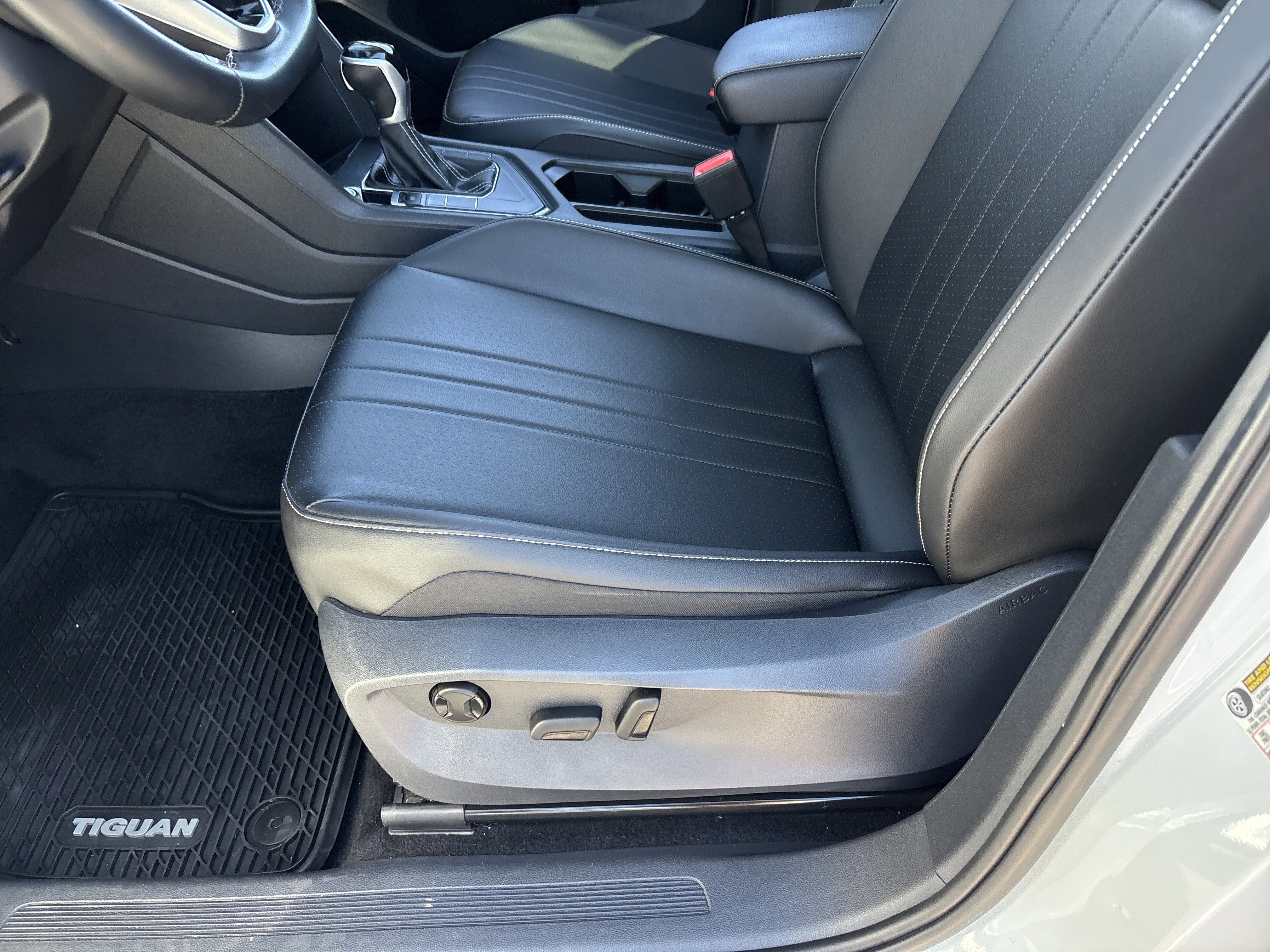 Used 2022 Volkswagen Tiguan SE image 20