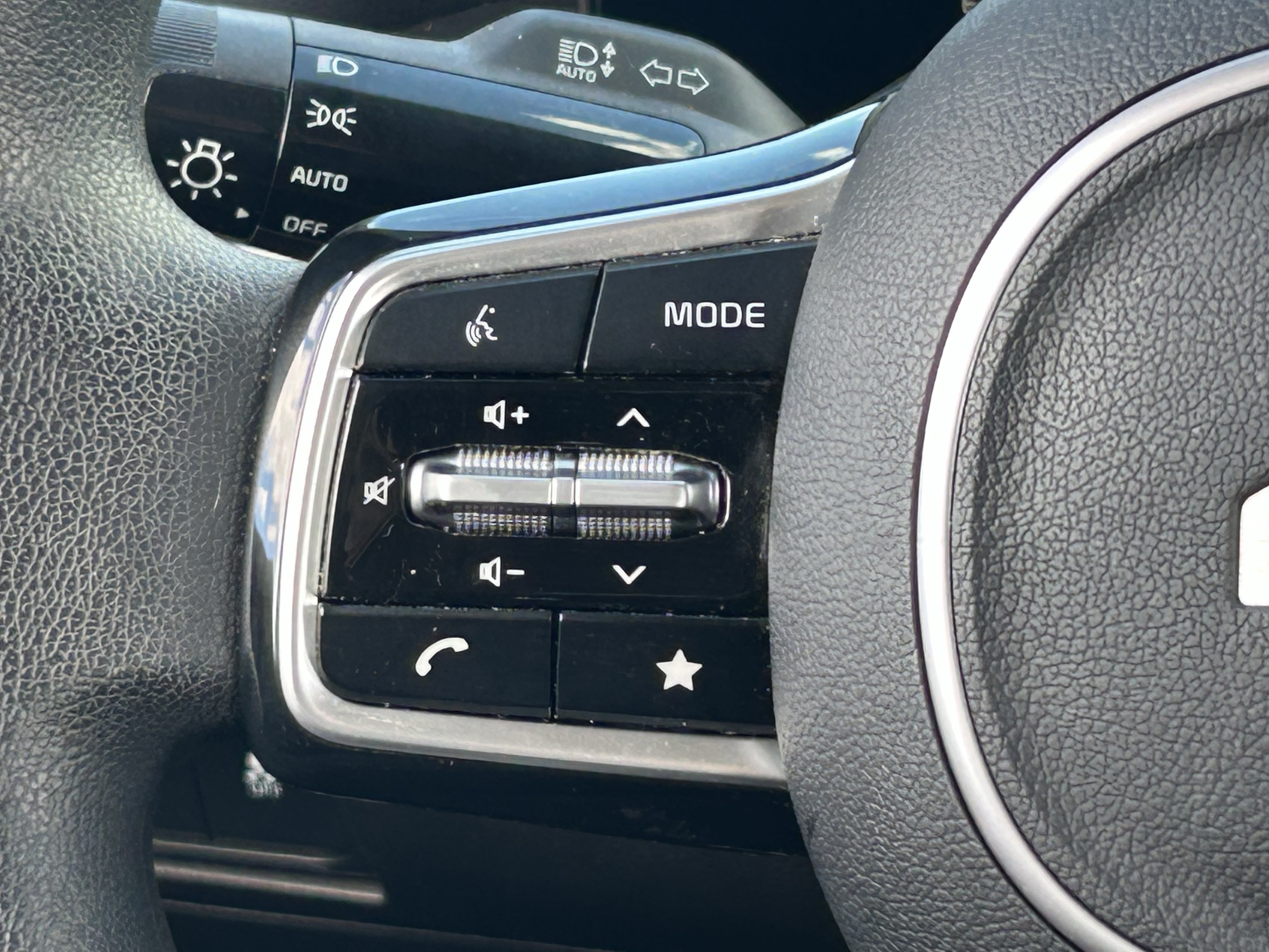 Certified 2025 Kia Sorento LX FWD image 25