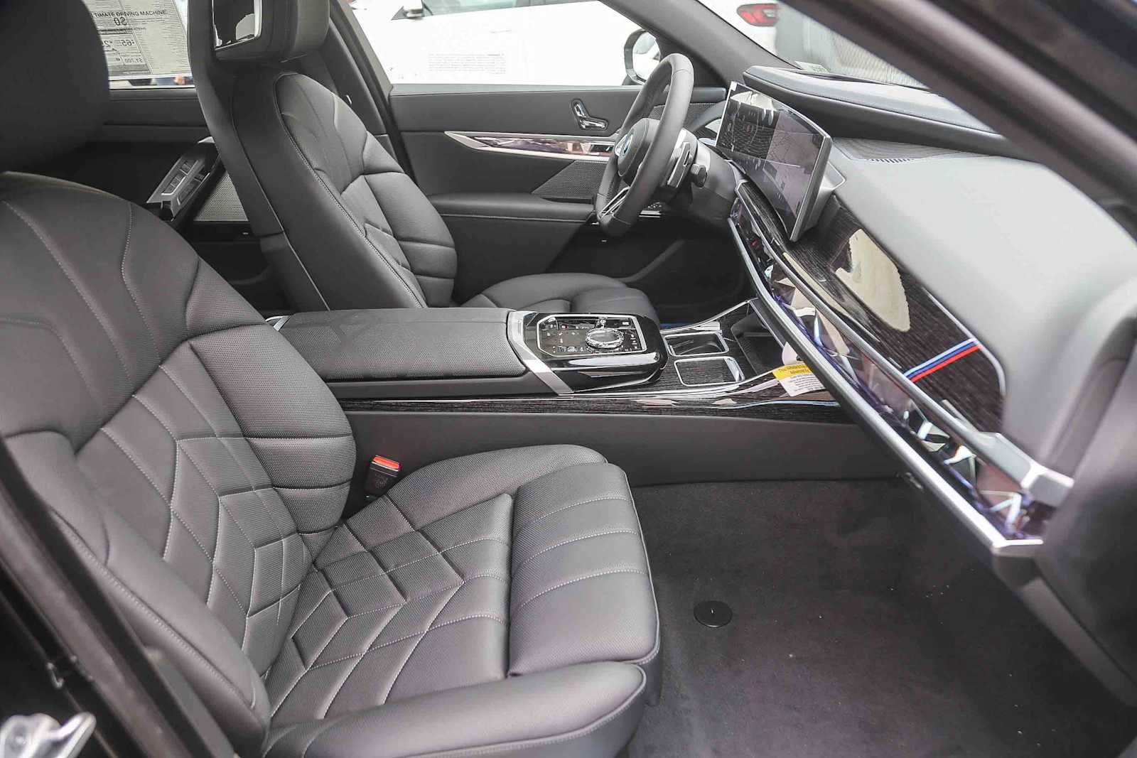 Used 2025 BMW 750e xDrive image 13