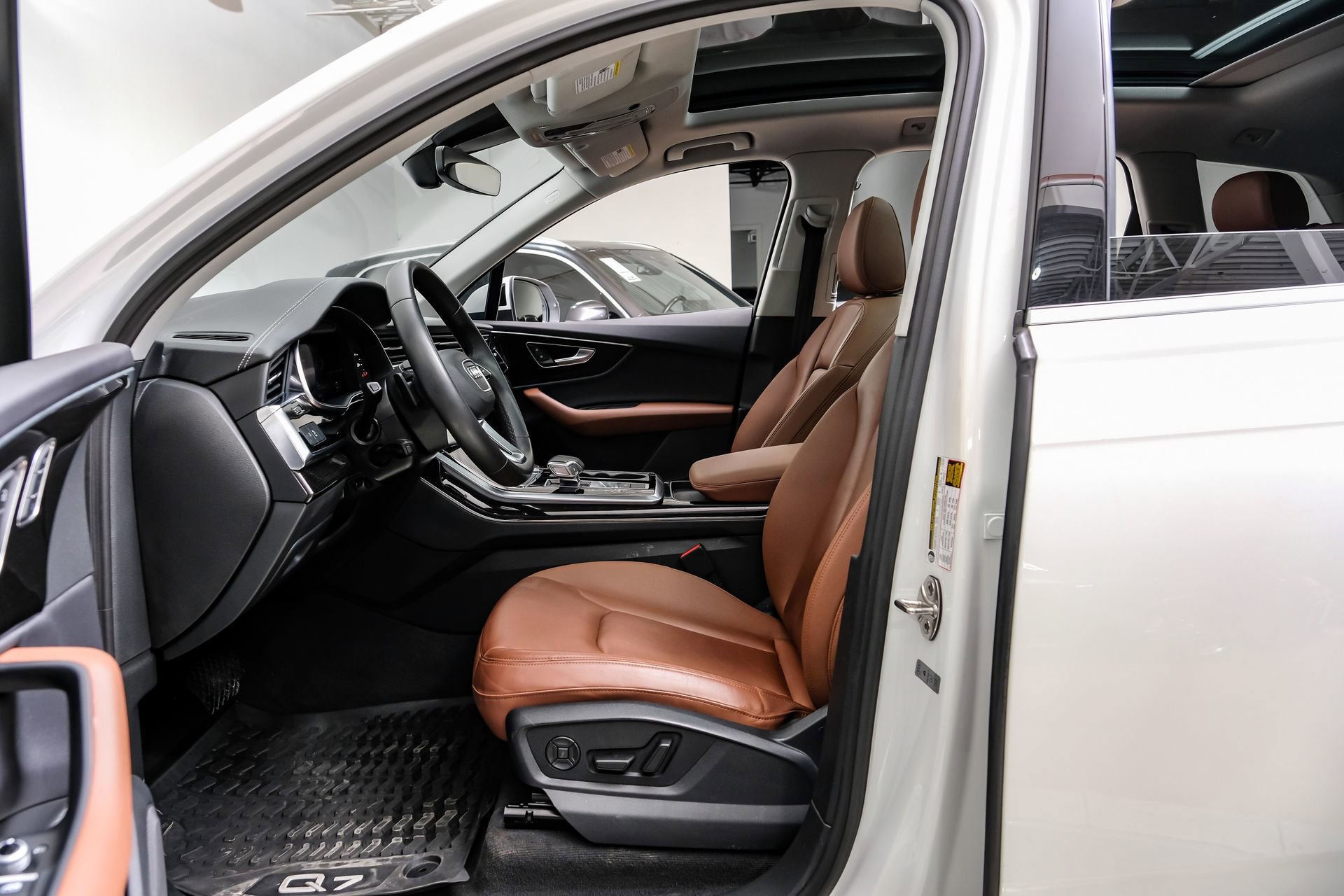 Used 2023 Audi Q7 3.0T Premium w/ Convenience Package image 4