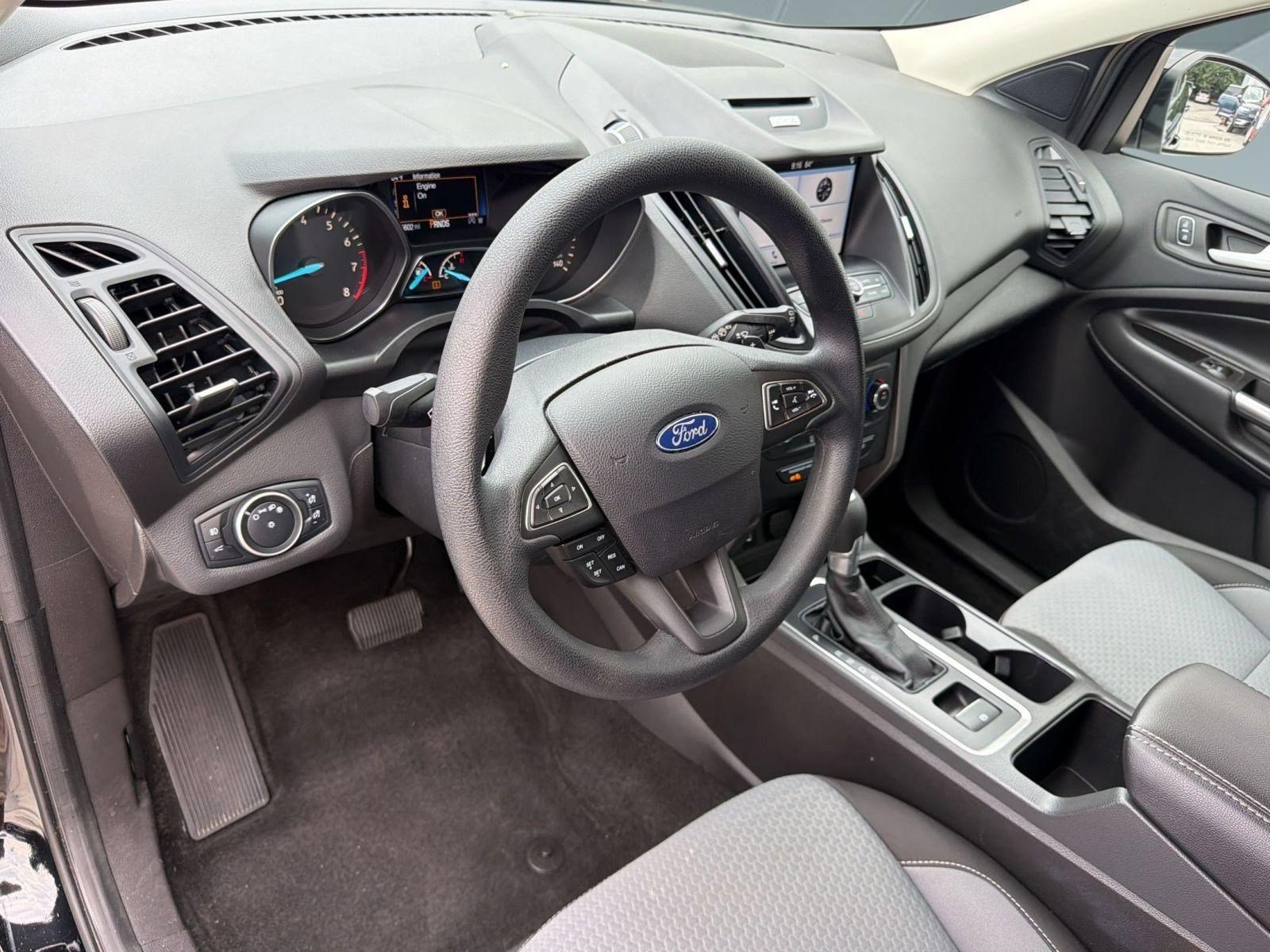 Used 2017 Ford Escape SE w/ Equipment Group 201A FWD image 4