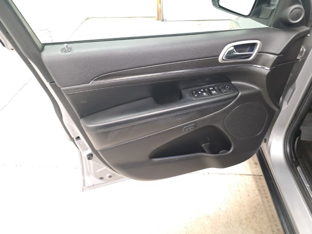 Used 2018 Jeep Grand Cherokee Limited image 12