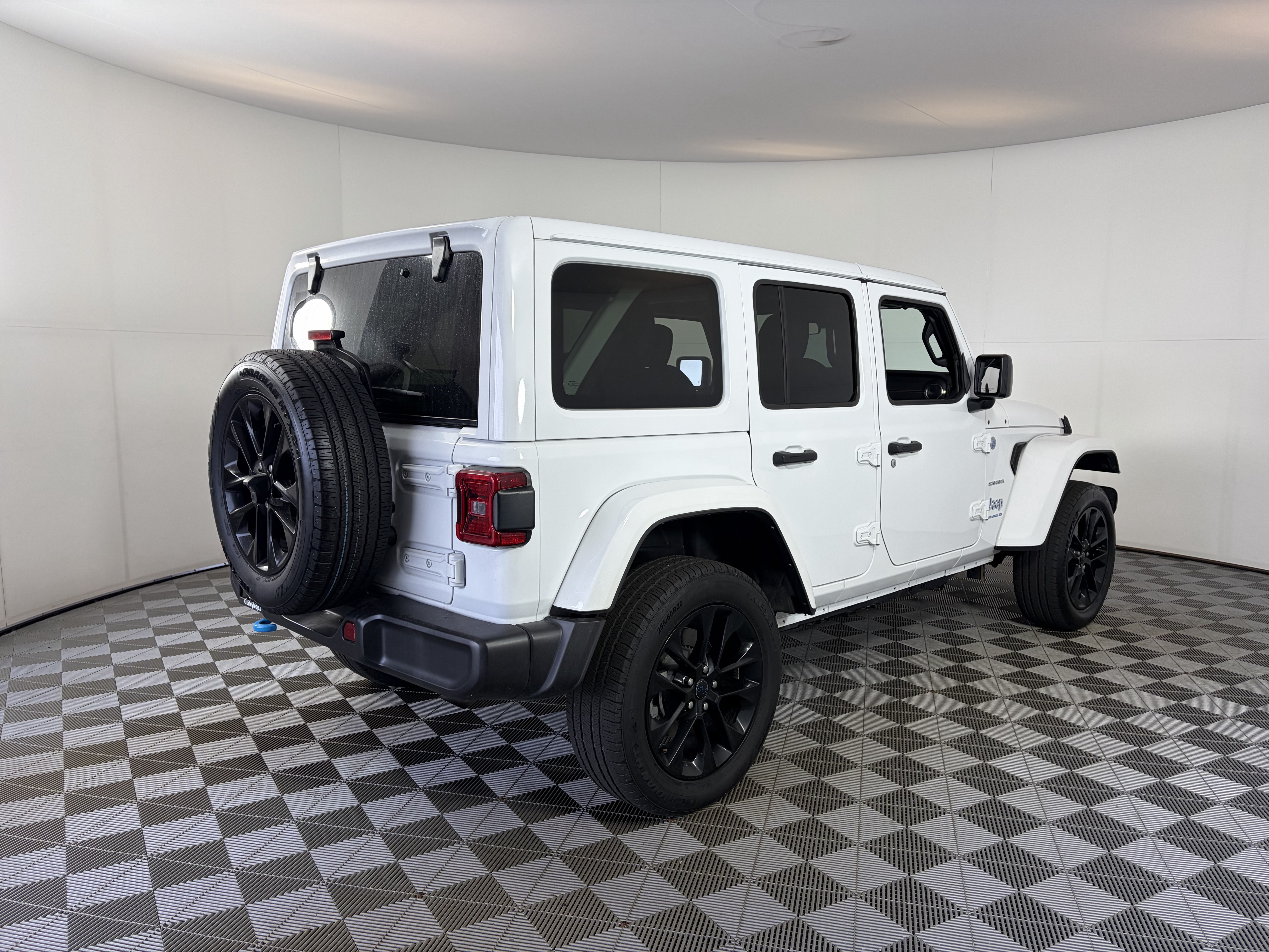 Used 2024 Jeep Wrangler Unlimited Sahara AWD/4WD image 10