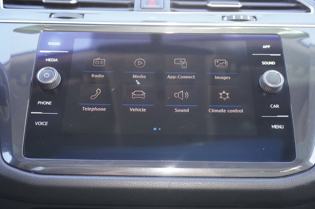 Used 2020 Volkswagen Tiguan SE w/ Panoramic Sunroof Package image 15