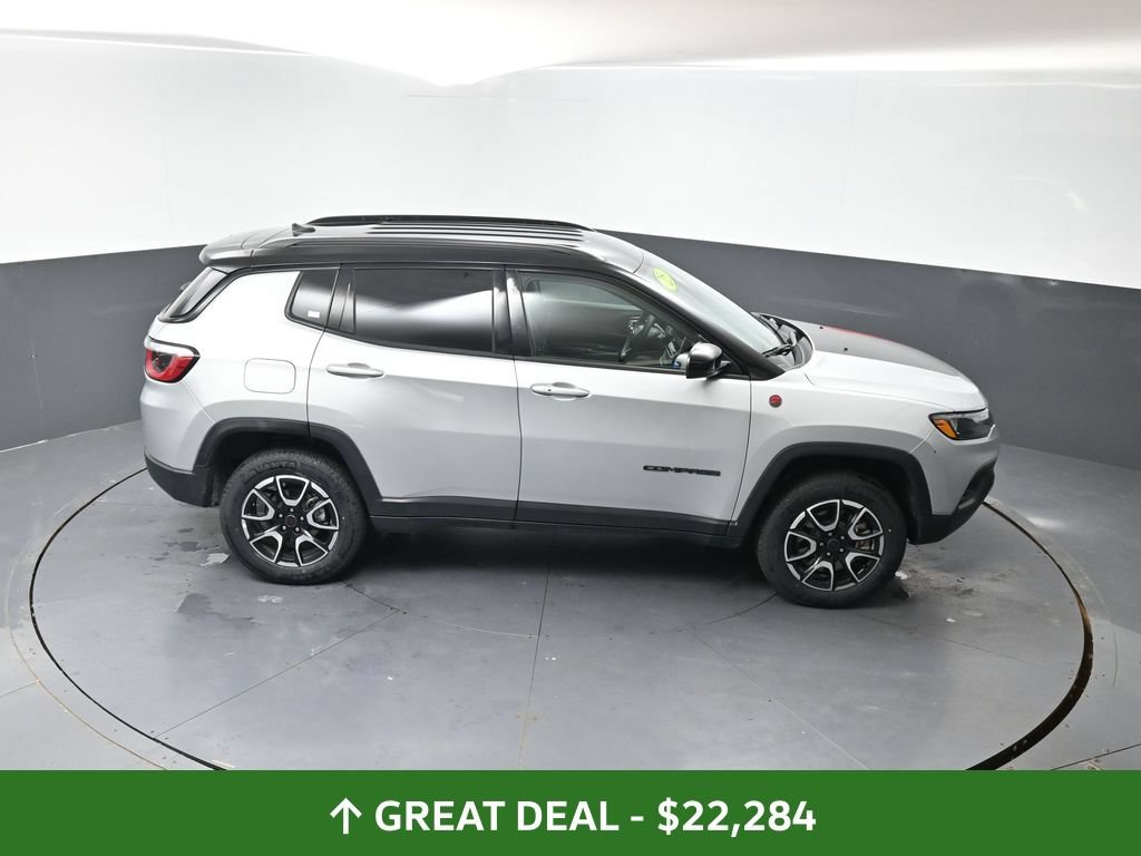 Used 2025 Jeep Compass Trailhawk AWD/4WD image 45