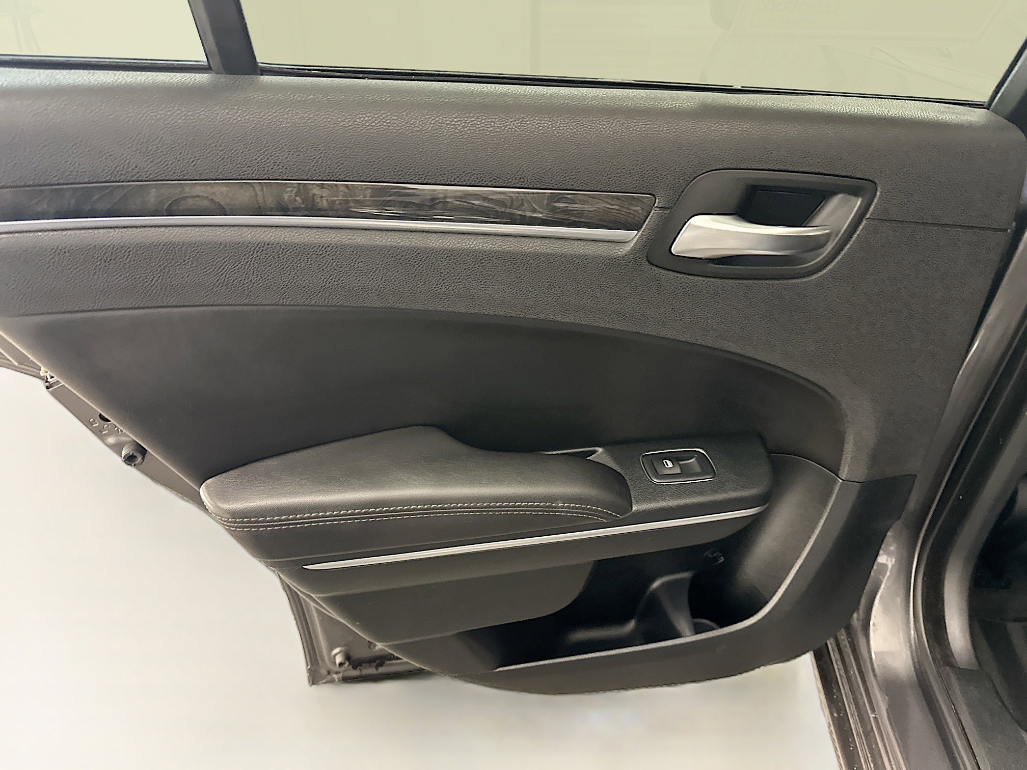 Used 2018 Chrysler 300 Limited AWD/4WD image 28