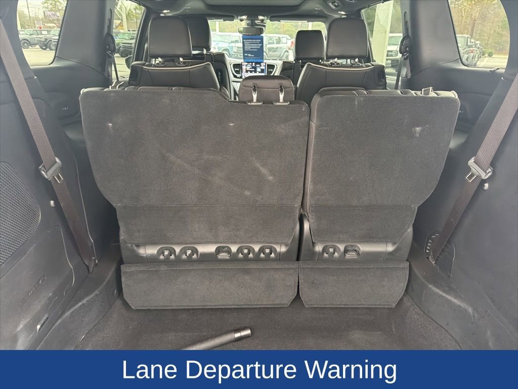 Used 2023 Chrysler Pacifica Limited w/ Uconnect Theater Family Group image 10