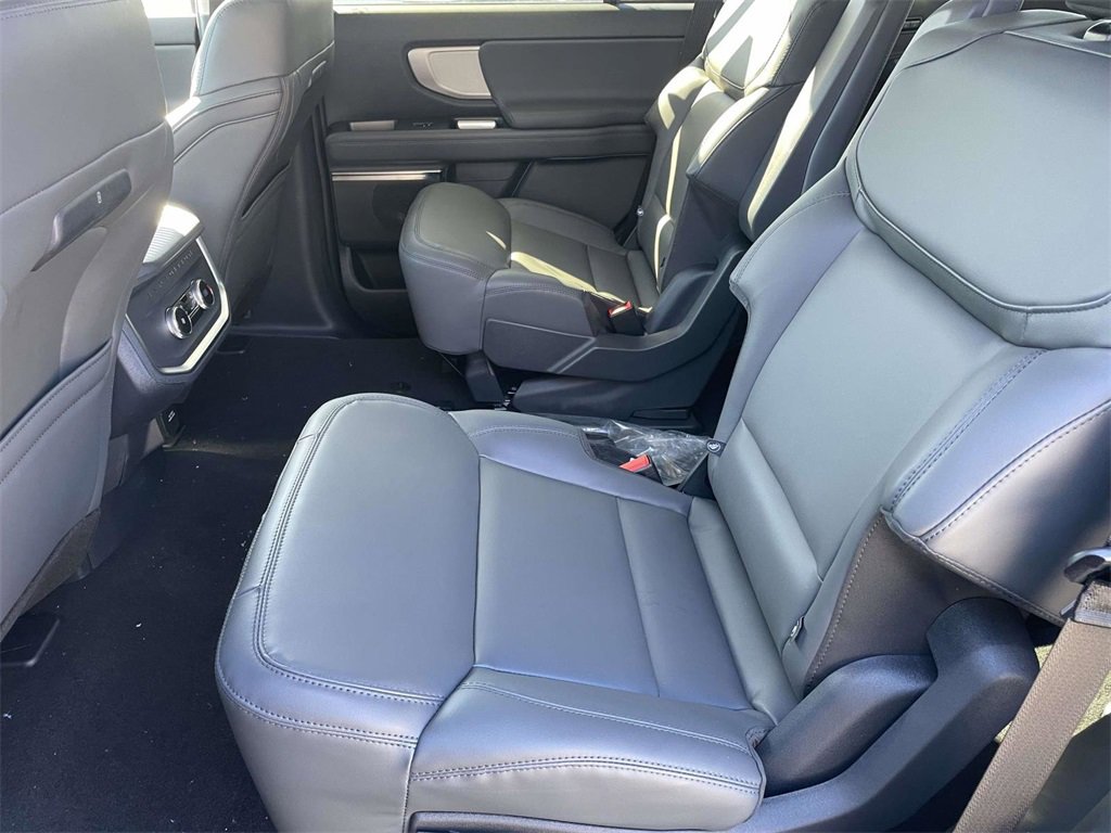 New 2026 Ford Expedition Active image 12