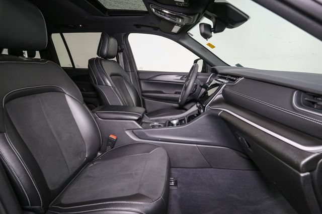 Used 2023 Jeep Grand Cherokee Altitude AWD/4WD image 17