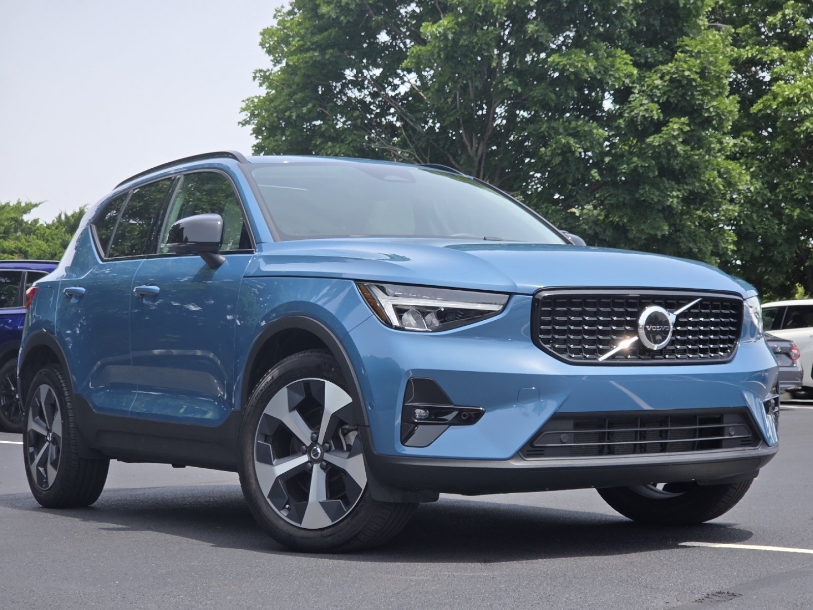 Used 2023 Volvo XC40 B5 Plus w/ Driver Assist Package AWD/4WD image 2