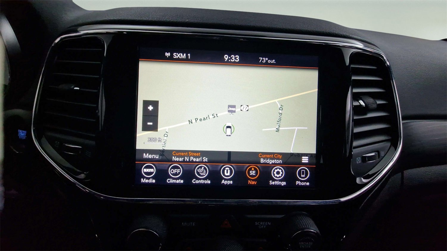 Used 2022 Jeep Grand Cherokee Laredo X image 13