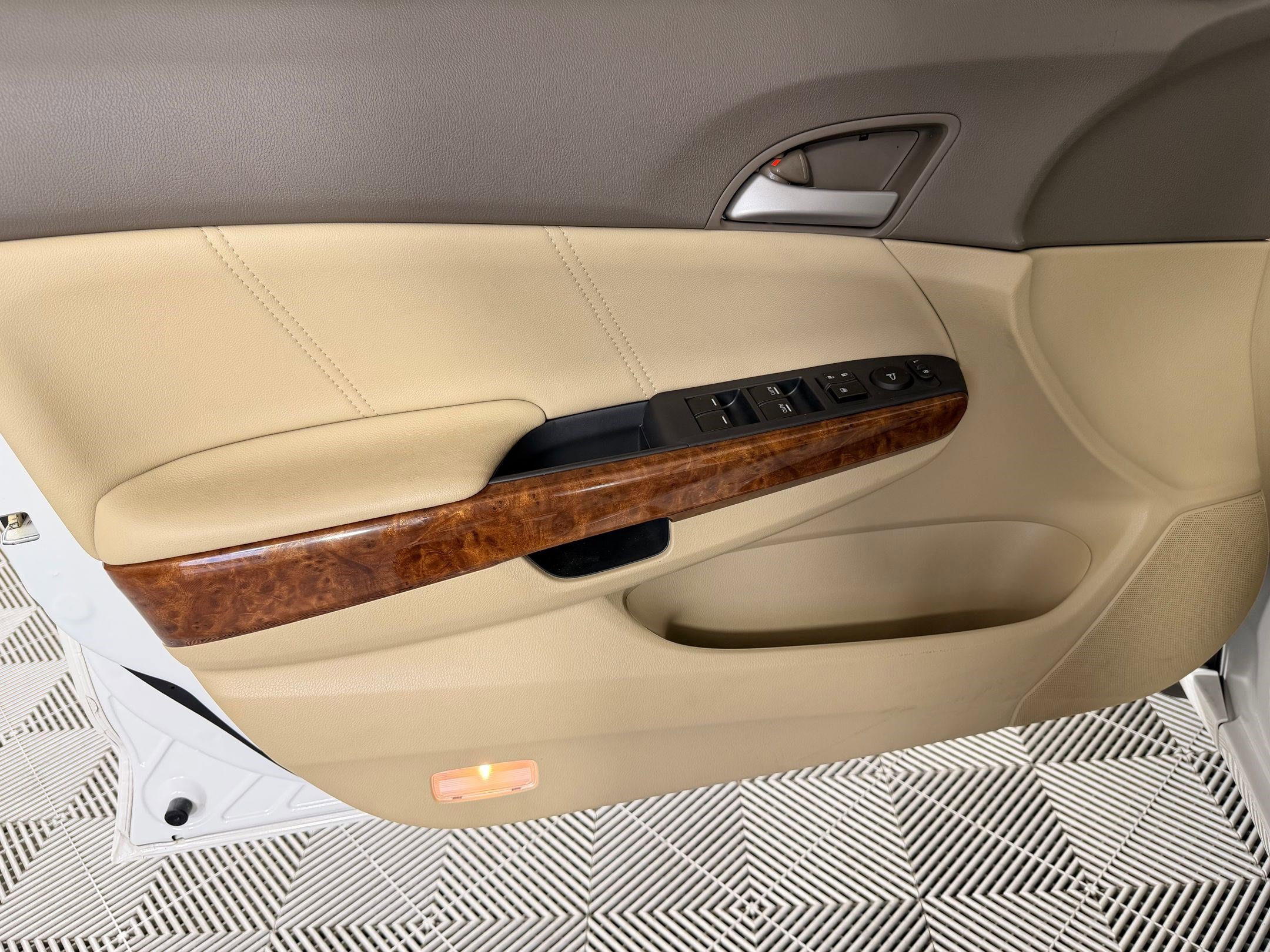 Used 2010 Honda Accord EX-L image 13