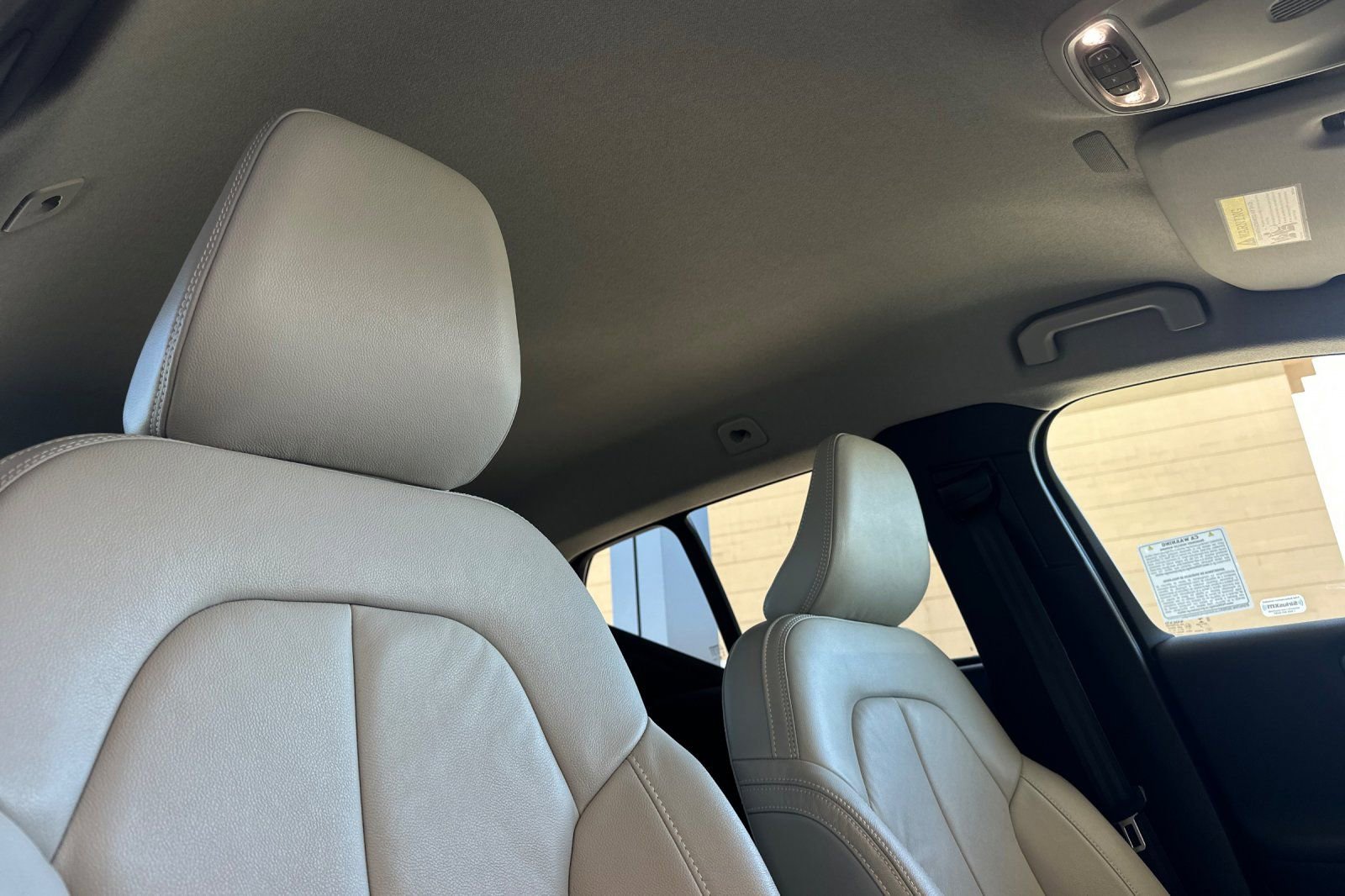 Used 2022 Volvo XC40 T5 Momentum image 16