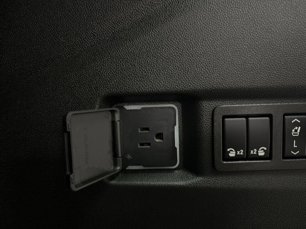 Used 2023 Chevrolet Tahoe Z71 w/ Luxury Package image 73