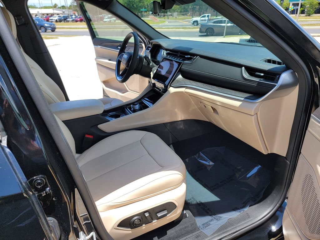 Used 2025 Jeep Grand Cherokee Limited w/ Luxury Tech Group II RWD image 14