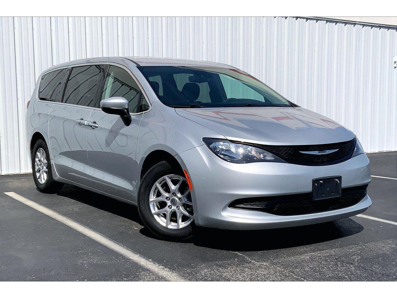 Used 2023 Chrysler Voyager LX FWD image 2