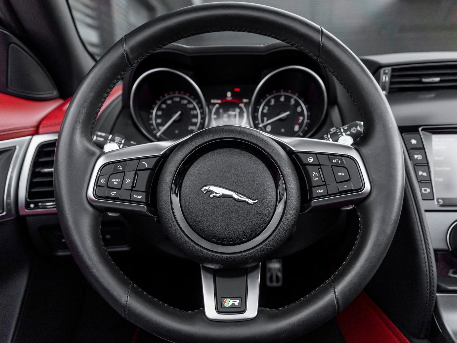 Used 2018 Jaguar F-TYPE R image 31