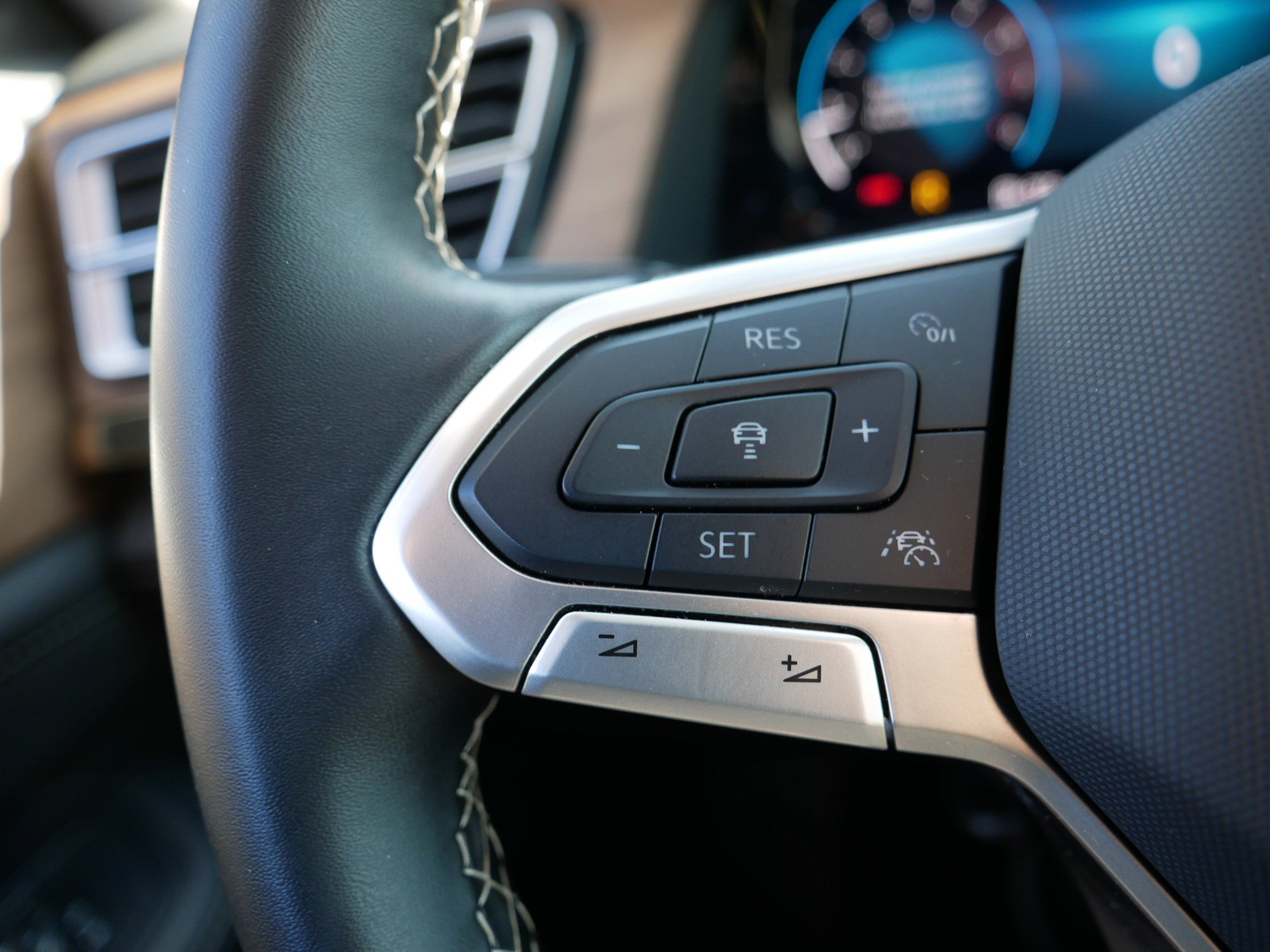 Used 2025 Volkswagen Atlas SE image 28