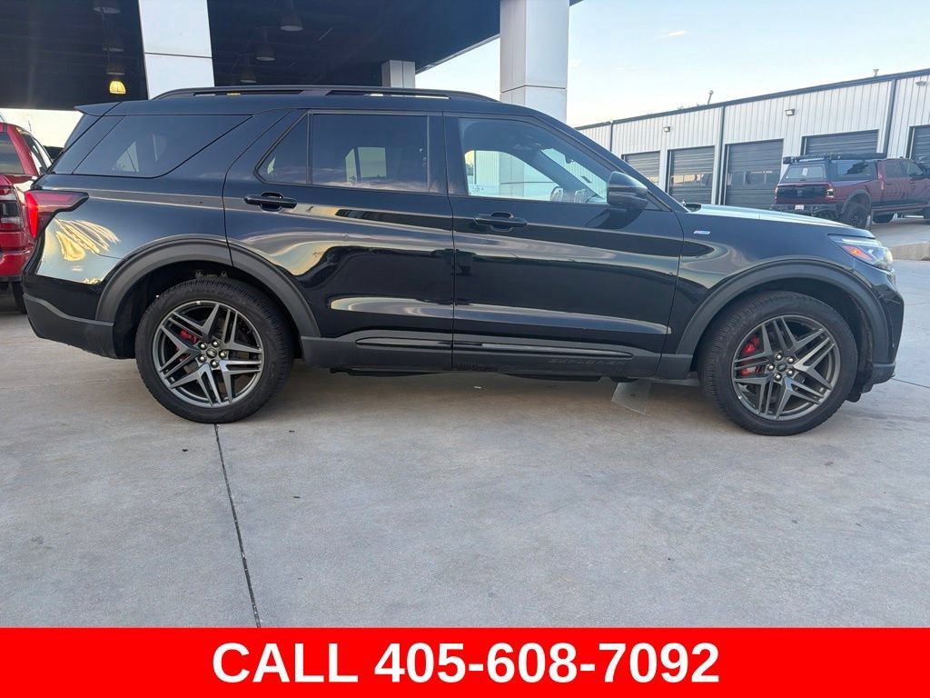 Used 2025 Ford Explorer ST-Line w/ ST-Line Street Pack AWD/4WD image 2